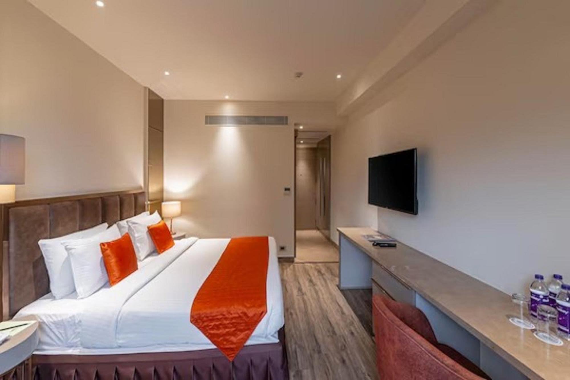 Hotel Saket 27 New Delhi Eksteriør billede